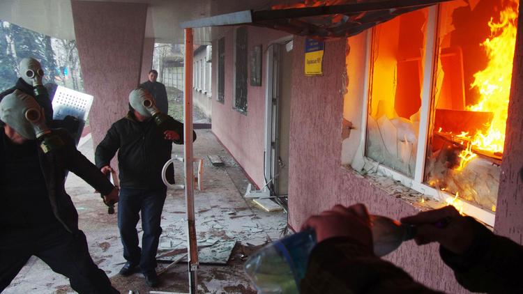 Des insurgés pro-russes attaquent des locaux de la police à Gorlivka (est russophone de l'Ukraine), le 14 avril 2014  [Alexey Kravtsov / AFP]