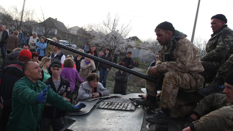 Des Ukrainiens sur des véhicules de l'armée sont bloqués par des pro-Russes à Kramatorsk le 16 avril 2014 [Anatolii Stepanov / AFP]