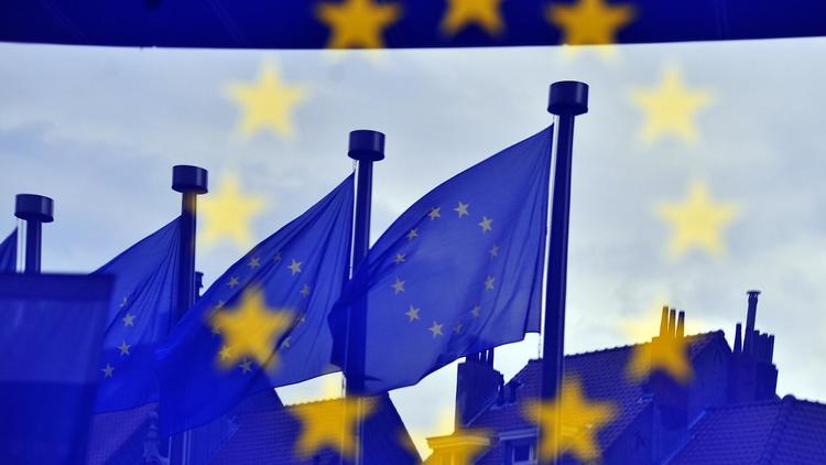 Des drapeaux européens se reflétant mercredi 21 mai 2014 dans les vitrages du siège de la Commission européenne à Bruxelles, à la veille du démarrage du scrutin, en Grande-Bretagne et aux Pays-Bas, qui s'étalera jusqu'à dimanche dans les 28 pays [Georges Gobet / AFP]