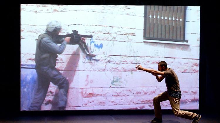 Le chorégraphe israélien Arkadi Zaides répète le 7 juillet 2014 à Avignon sa pièce "Archive" [Boris Horvat / AFP/Archives]