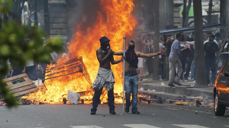 Barricade en feu lors d'une manifestation le 19 juillet 2014 dans le quartier de Barbès à Paris [François Guillot / AFP]