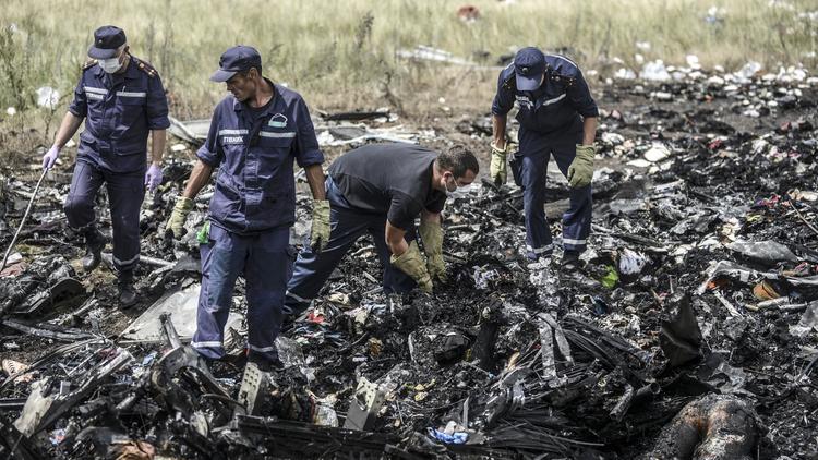 Des membres des services de secours ukrainiens à la recherche des corps des victimes du crash de l'avion malaisien, le 20 juillet 2014 près de Grabove dans la région de Donetsk [Bulent Kilic / AFP]