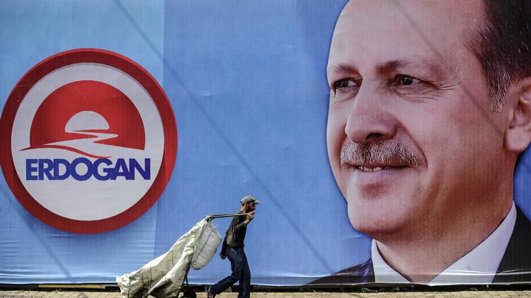 Affiche électorale du Premier ministre turc Recep Tayyip Erdogan, favori pour la présidentielle, à Istanbul, le 8 août 2014 [Ozan Kose / AFP]