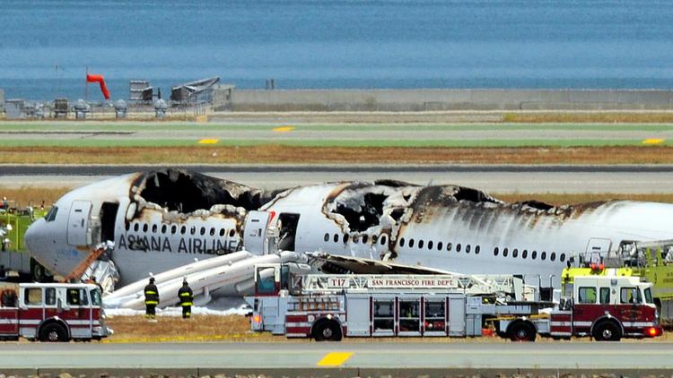 Le Boeing 777 de la compagnie sud-coréenne Asiana Airlines est photographié après son crash, le 6 juillet 2013, à l'aéroport de San Francisco [Josh Edelson / AFP]
