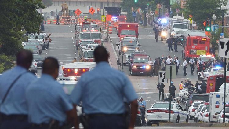 Les forces de sécurité mobilisées après une fusillade dans un immeuble de la Marine à Washington, le 16 septembre 2013 [Mandel Ngan  / AFP]