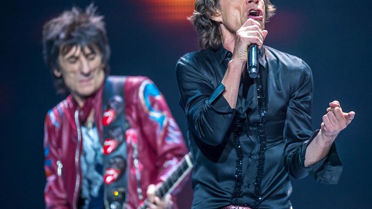 Ronnie Wood et Mick Jagger des Rolling Stones pendant un concert le 3 mai 2013 à Los Angeles [Joe Klamar / AFP/Archives]