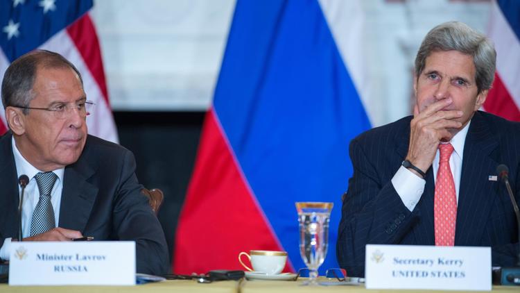 Le ministre russe des Affaires étrangères Sergeï Lavrov (g) et le secrétaire d'Etat américain John Kerry, le 9 août 2013 à Washington [Paul J.Richards / AFP/Archives]