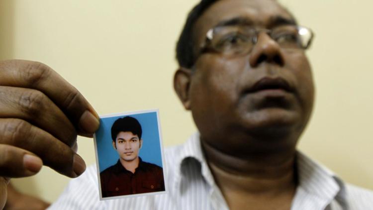 Quazi Mohammad Ahsanullah, père du Bangladais Quazi Mohammad Rezwanul Ahsan Nafis, montre une photo de son fils le 18 octobre 2012 à Dacca [ / AFP/Archives]