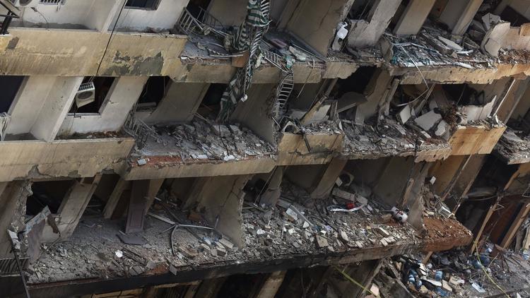 Vue prise le 16 août 2013 d'un immeuble touché par un attentat dans la banlieue sud de Beyrouth, un bastion du Hezbollah chiite [ / AFP]