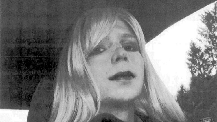 Bradley Manning portant une perruque de femme et du maquillage sur une photo non datée fournie par l'armée américaine le 22 août 2013 [ / US Army/AFP]