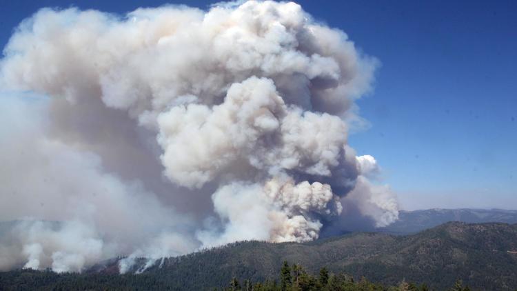 Les fumées de l'incendie s'élèvent au dessus du parc de Yosemite le 28 août 2013 en Californie [Mike McMillan / /AFP/Archives]