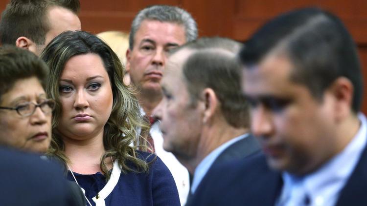 Shellie Zimmerman (2e à g) regarde son mari George Zimmerman (d) quitter le tribunal le 12 juillet 2013 à Sanford en Floride [Joe Burbank / Pool/AFP/Archives]