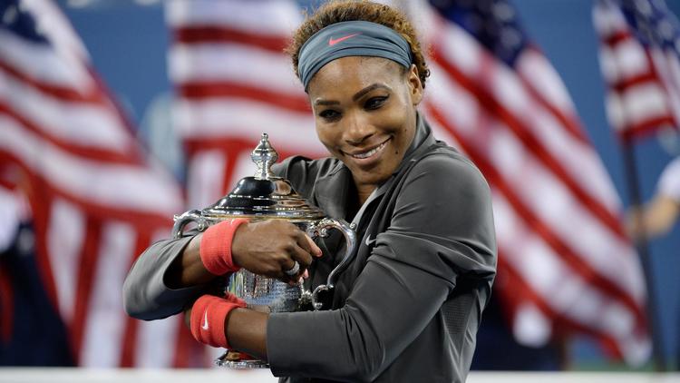 Serena Williams avec son trophée le 8 septembre 2013 à l'US Open de tennis à New York [Stan Honda / AFP]
