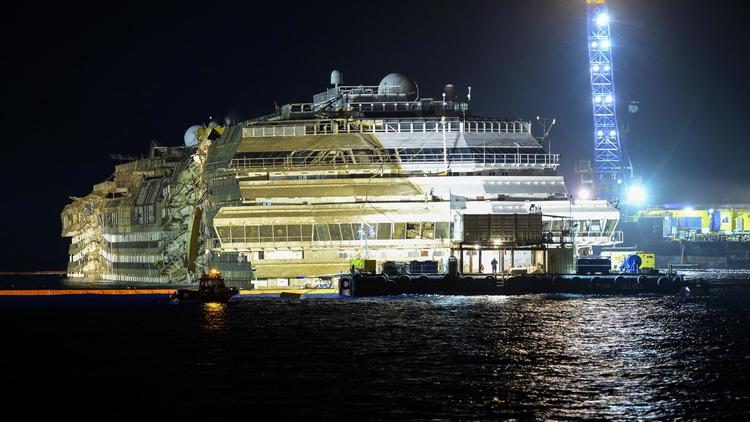 L'épave du Costa Concordia à la fin de l'opération de redressement, près de l'île du Giglio le 17 septembre 2013 [Andreas Solaro / AFP]