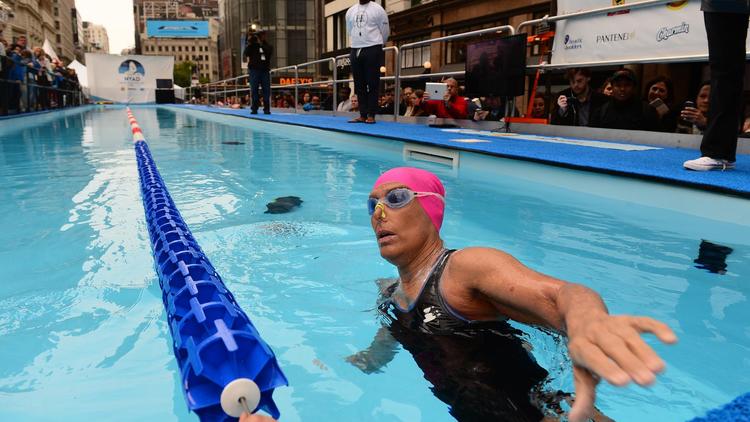 La nageuse américaine Diana Nyad lors ses 48 heures de natation à New York, le 9 octobre 2013 [Emmanuel Dunand / AFP]