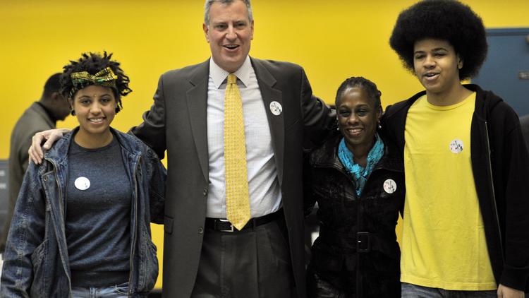 Bill de Blasio, sa femme Chirlande McCray (d), sa fille Chiara et son fils Dante, après avoir voté à Brooklyn, le 5 novembre 2013 à New York