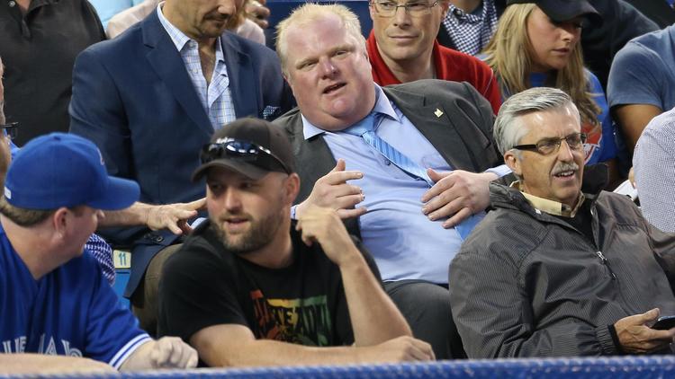 Le maire de Toronto, Rob Ford (c), assiste à un match de baseball à Toronto, le 24 juillet 2013 [- / Getty Images/AFP/Archives]