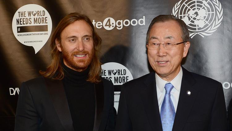 Le musicien David Guetta aux côtés du secrétaire général de l'ONU, Ban Ki-moon, à New York, le 22 novembre 2013 [ / AFP]