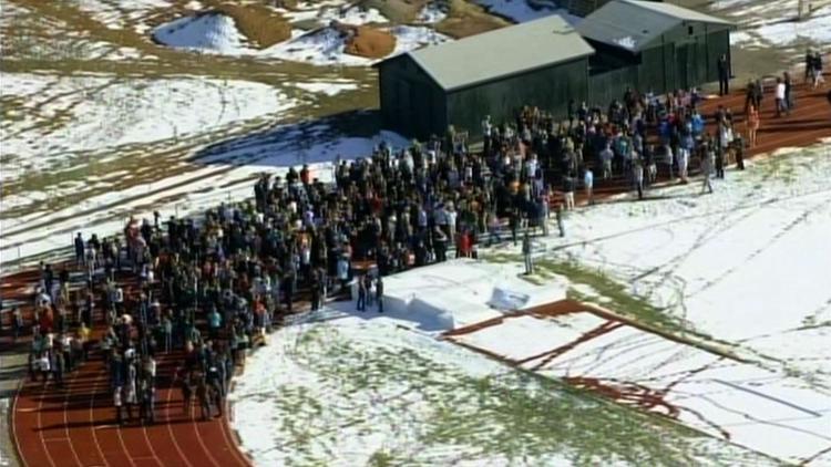 Capture d'écran de KCNC montrant des élèves de la Arapahoe High School de Centennial où une fusillade a éclaté le 13 décembre 2013  dans la banlieue de Denver [- / KCNC/AFP]
