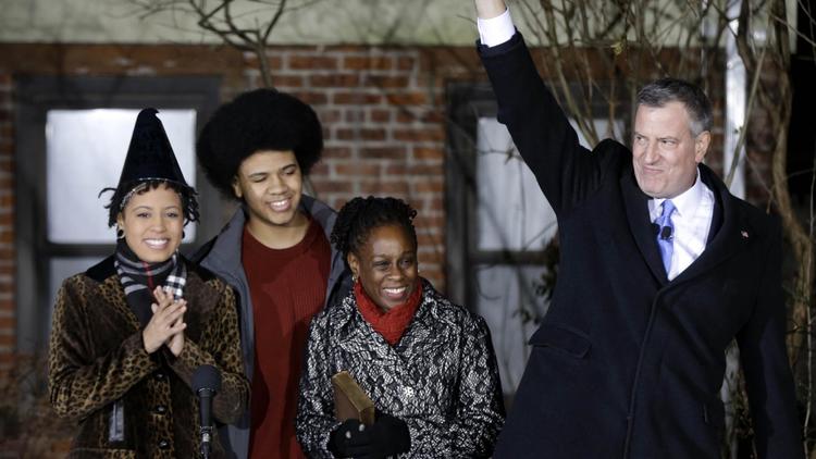 Bill de Blasio aux côtés de son épouse et de ses enfants après son investiture comme maire de New York, le 1er janvier 2014 [Seth Wenig / Pool/AFP]