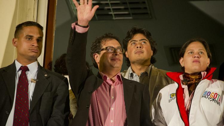 Le maire destitué Gustavo Petro salue ses partisans, le 13 janvier 2014 à Bogota [Eitan Abramovich / AFP/Archives]