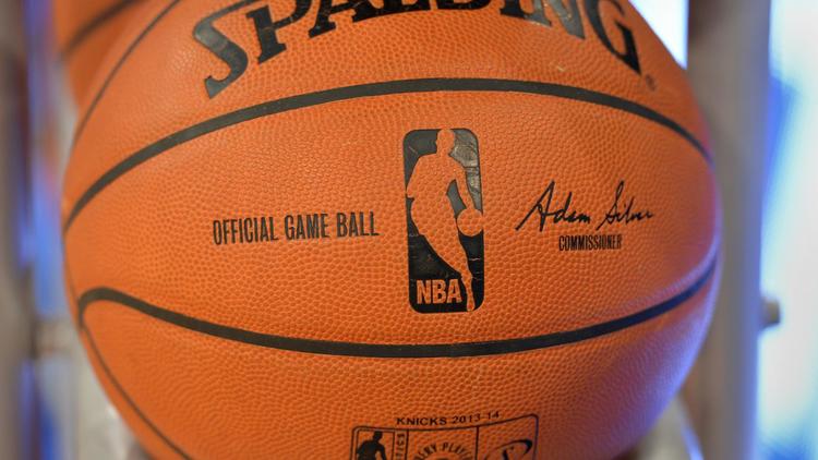 Une photo du ballon officiel de la Ligue nord-américaine de basketball (NBA), prise le 1er février 2014 au Madison Square Garden à New York [ / AFP/Archives]