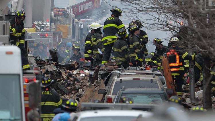 Des pompiers de New York sur les lieux de l'explosion de deux immeubles sur Park Avenue le 12 mars 2014 [Stan Honda / AFP]