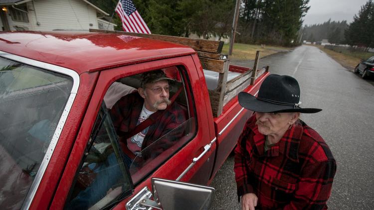 Des résidents de Darrington, non loin de la zone du glissement de terrain, dans l'Etat de Washington, le 25 mars 2014 [Paul Joseph Brown / AFP]