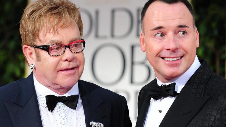 Elton John (G) et son compagnon David Furnish (D) le 15 janvier 2012 à Beverly Hills en Californie [Frederic J. Brown / AFP/Archives]