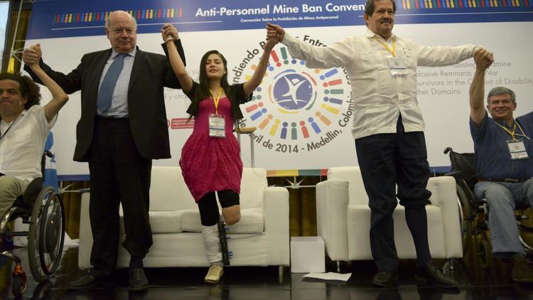 Le secrétaire général de l'OEA José Miguel Insulza (deuxième à gauche), la Colombienne Angela Ruales et le vice-président colombien Angelino Garzon à Medellin le 4 avril 2014 [Raul Arboleda / AFP]