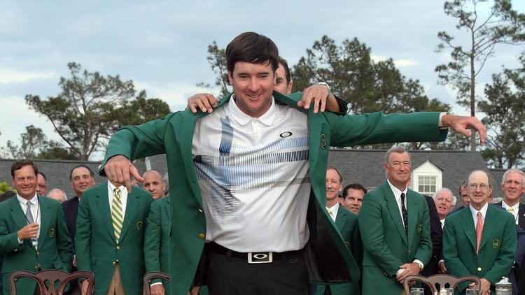 L'Américain Bubba Watson enfile le célèbre blazer vert du prestigieux Augusta National Golf Club après sa victoire dans le Masters 2014, le 13 avril [Jim Watson / AFP]