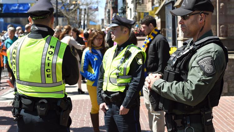 Des policiers déployés à la veille du marathon de Boston endeuillé en 2013 par un double attentat, le 20 avril 2014 [Timothy A. Clary / AFP]