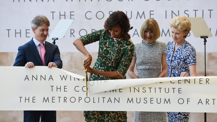 Michelle Obama (2è à gauche) coupe le 5 mai 2014 à New York le ruban de l'Institut du costume de Anna Wintour, la célèbre rédactrice en chef de Vogue USA (2è à droite) [Stan Honda / AFP]