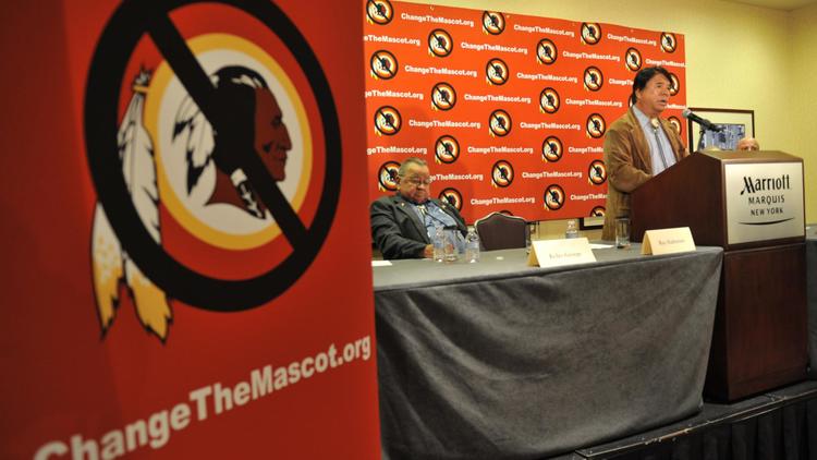 L'élu indien de la Chambre des Représentants Ray Halbritter, s'adresse à la presse, le 30 octobre 2013 à New York, après avoir rencontré les officiels de la NFL en vue du changement du nom des Redskins ("Peaux-Rouges") de Washington  [ / AFP/Archives]