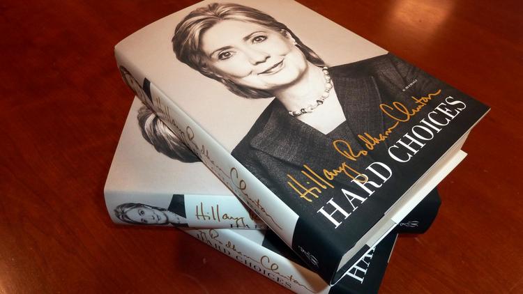 Des exemplaires de "Hard Choices" ("Le temps des décisions" en français) les nouveaux mémoires d'Hillary Clinton, le 9 juin 2014 à Washington [Eva Hambach / AFP]