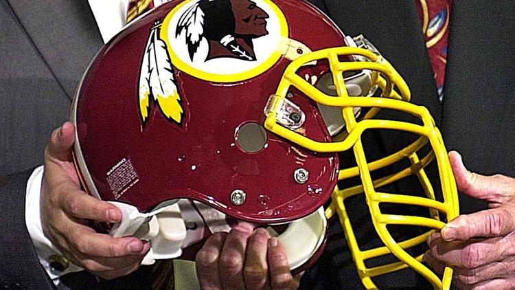 Le casque de l'équipe de football américain des Redskins de Washington, le 5 janvier 2002 lors d'une conférence de presse en Virginie. [Shawn They / AFP/Archives]