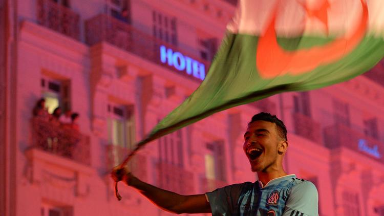 Un supporteur algérien célèbre la qualification de son équipe pour les 8e de finale du Mondial de football, le 26 juin 2014 sur la Canebière à Marseille [Boris Horvat / AFP]