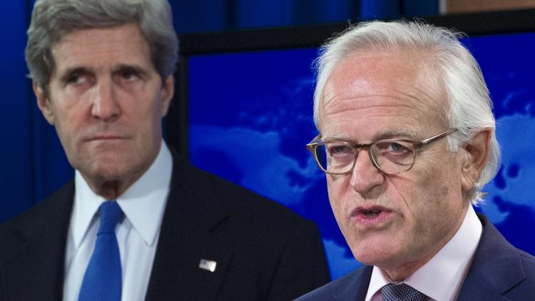 L'émissaire des Etats-Unis au Proche-Orient Martin Indyk (d) et le secrétaire d'état américain John Kerry en arrière-plan à Washington le 29 juillet 2013  [Paul J. Richards / AFP/Archives]