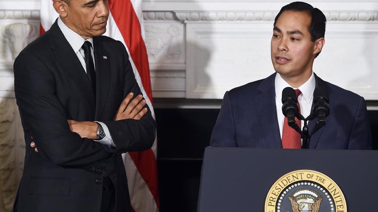 Photo du 23 mai 2014 montrant le président américain Barack Obama et le maire de San Antonio (Texas) Julian Castro, à la Maison Blanche [Jewel Samad / AFP/Archives]