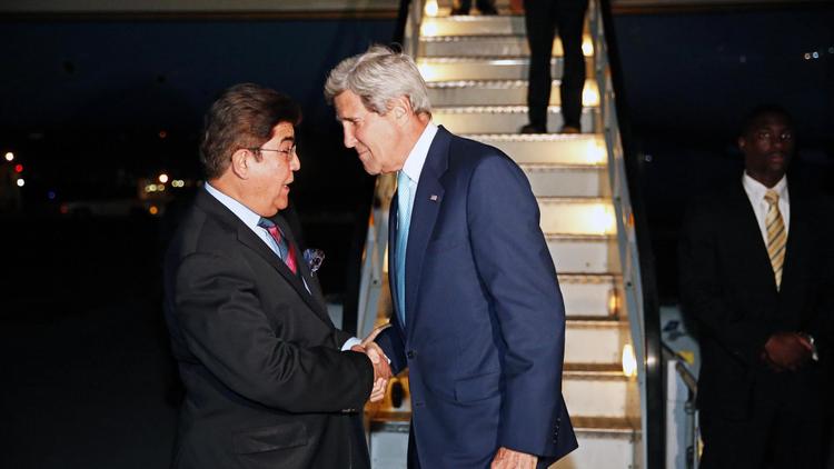 John Kerry accueilli par le chef du protocole du ministère afghan des Affaires étrangères le 11 juillet 2014 à l'aéroport de Kaboul  [Jim Bourg / Pool/AFP]