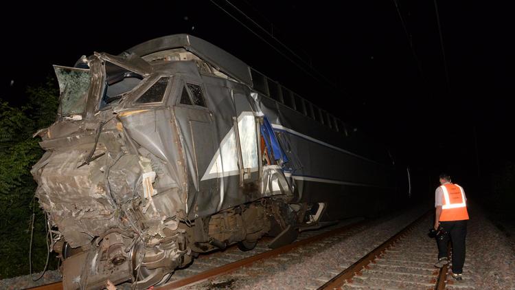 Un employé de la SNCF le 17 juillet 2014 sur le lieu de la collision entre deux trains près de Pau [Mehdi Fedouach / AFP]