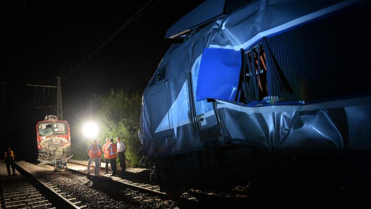 Des employés de la SNCF et des pompiers examinent un train à Denguin après une collision entre un TGV et un TER le 17 juillet 2014 [Mehdi Fedouach / AFP/Archives]