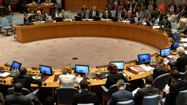 Le secrétaire général de l'ONU Ban Ki-moon (sur les écrans) prononce un discours sur la situation à Gaza, retransmis depuis Ramallah, devant le Conseil de Sécurité de l'ONU, le 22 juillet 2014  [Stan Honda  / AFP/Archives]