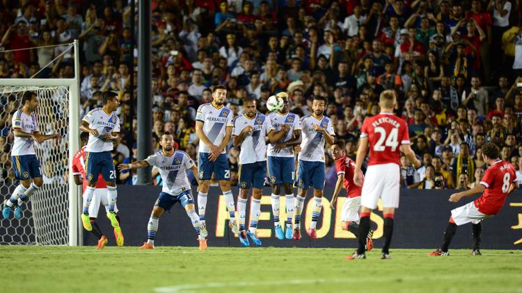 Le joueur de Manchester United Juan Mata tire un coup franc contre le Los Angeles Galaxy, le 23 juillet 2014 à Pasdadena [Frederic J. Brown / AFP]
