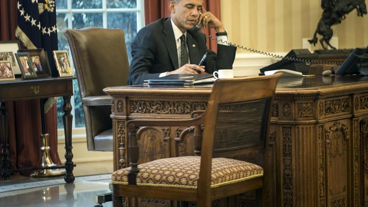 Le président américain Barack Obama téléphone au roi de Jordanie Abdullah II du Bureau ovale à la Maison Blanche, le 8 août 2014 [Brendan Smialowski / AFP]