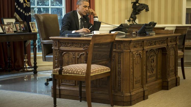 Le président américain Barack Obama au téléphone en conversation avec le roi de Jordanie Abdallah II, dans le bureau oval de la Maison-Blanche, le 8 août 2014 à Washington [Brendan Smialowski / AFP]
