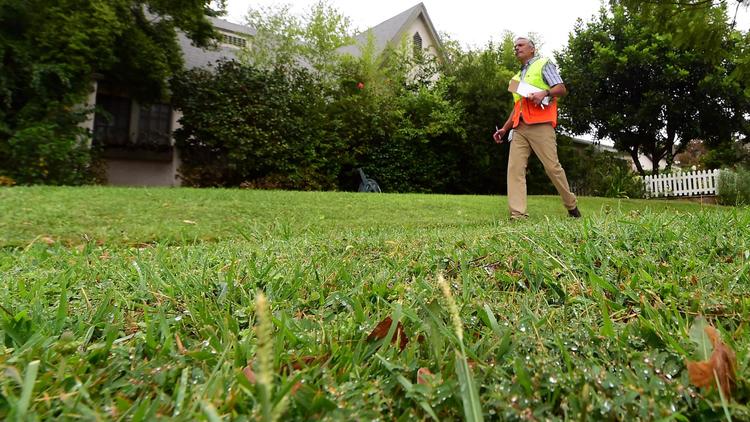 Enrique Silva patrouille à Los Angeles pour repérer les infractions à la réglementation sur l'usage de l'eau pour l'arrosage des pelouses, le 19 août 2014 [Frederic J. Brown / AFP]