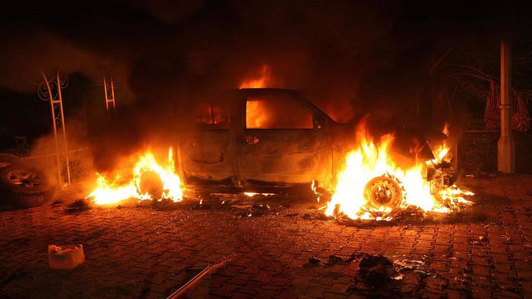 Une voiture brûle dans l'enceinte du consulat américain à Benghazi, en Libye, le 11 septembre 2012 [ / AFP/Archives]