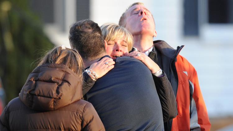 Des personnes se réconfortent après la tuerie dans une école primaire de Newton, dans le Connecticut, le 14 décembre 2012 [Don Emmert / AFP]