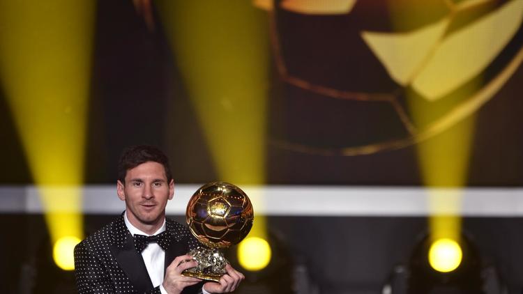 L'Argentin Lionel Messi reçoit son 4e Ballon d'Or à Zurich, le 7 janvier 2013 [Fabrice Coffrini / AFP]